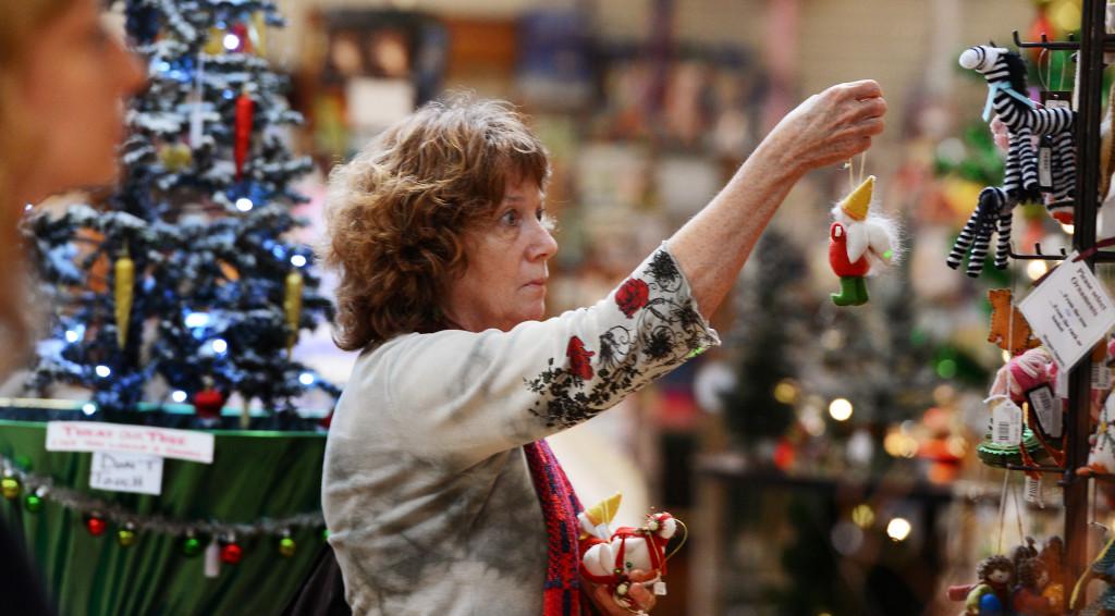 Retailers mix holiday tunes, scents to spur Christmas sales