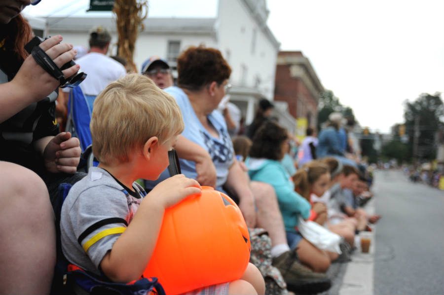 Children+and+adults+alike+line+Main+Street+in+Middletown+as+they+await+the+start+of+the+Heritage+Day+Parade.+Heritage+Day%2C+held+Sept.+24+this+year%2C+is+an+annual+fall+tradition+in+the+town.